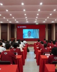 九游体育app-乒乓球奥运冠军王楚钦入读北大，体育教研部主任视频致辞